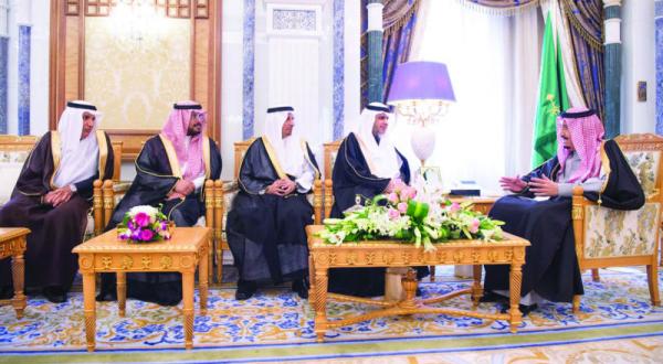 ملک سلمان بن عبد العزیز پادشاه عربستان سعودی در مراسم ادای سوگند وزیر آموزش و پرورش و اعضای جدید شورا با حضور شاهزاده محمد بن نایف ولیعهد و شاهزاده محمد بن سلمان جانشین ولیعهد عربستان سعودی – عکس از خبرگزاری عربستان سعودی