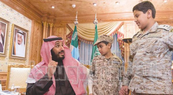 جانشین ولیعهد عربستان سعودی در گفتگویی پدرانه با فرزندان شهید سرلشکر السهیان – عکس از بندر الجلعود