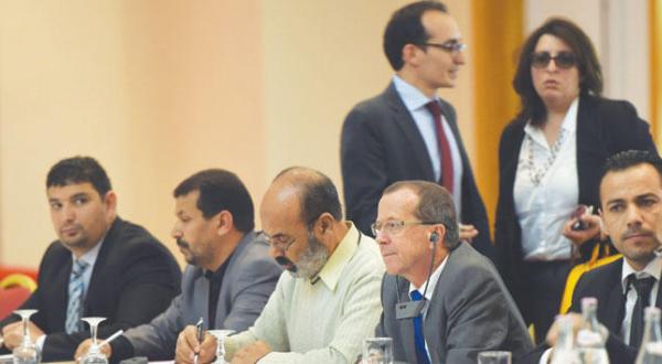 ماتین کوبلر فرستاده سازمان ملل به لیبی به هنگام حضور یافتن در نشست تونس بین نمایندگان شوراهای شهر لیبی و دولت آشتی ملی – عکس از خبرگزاری فرانسه