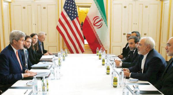 جان کری هنگام دیدار با محمد جواد ظریف وزیر خارجه ایران در وین برای بررسی توافق هسته ای – عکس از خبرگزاری فرانسه