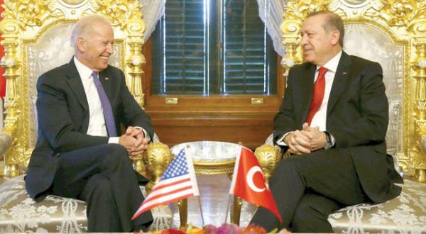رجب طیب اردوغان رئیس جمهور ترکیه هنگام استقبال از جو بایدن معاون رئیس جمهور آمریکا در استانبول – عکس از رویترز