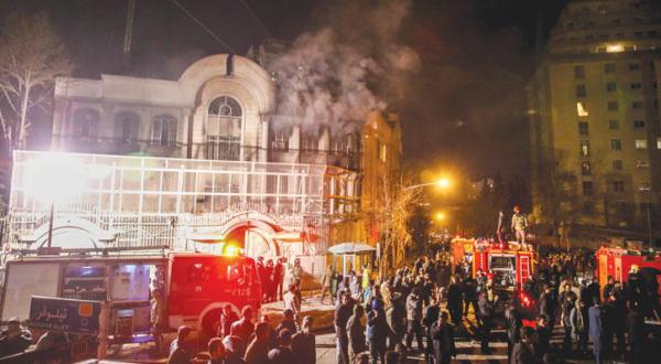 زبانه کشیدن آتش از ساختمان سفارت عربستان سعودی در تهران پس از حمله به آن – عکس از آسوشیتد پرس
