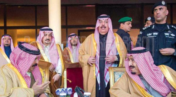 پادشاه عربستان سعودی در حال گفتگو با پادشاه بحرین در مراسم افتتاح سی امین جشنواره جنادریه – عکس از بندر الجلعود