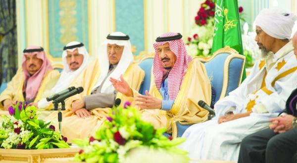 پادشاه عربستان سعودی به هنگام استقبال از مهمانان جشنواره الجنادریه در ریاض – عکس از خبرگزاری عربستان سعودی