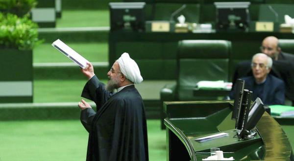 حسن روحانی رئیس جمهور ایران هنگام ارائه پیش نویس اولیه بودجه کشور به پارلمان – عکس از رویترز