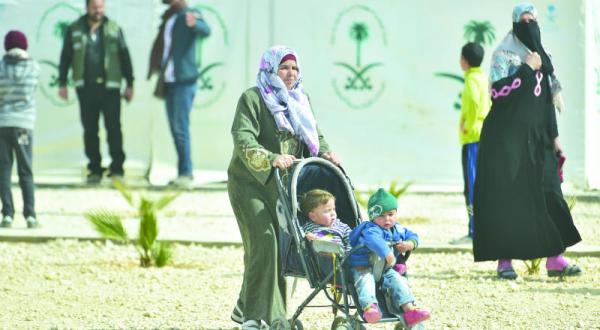 یک زن در حال بردن کودکان خود به کلینیک پزشکی