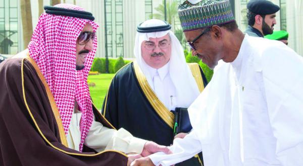 ملک سلمان بن عبد العزیز پادشاه عربستان سعودی هنگام استقبال از محمد بخاری رئیس جمهور نیجریه در ریاض – عکس از خبرگزاری عربستان سعودی