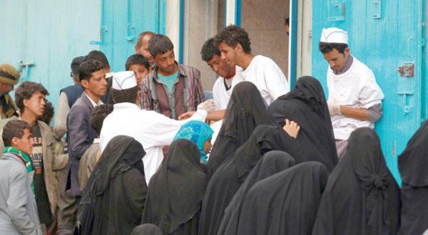 داوطلبان در حال توزیع کمک ها در صنعا پایتخت یمن – عکس از خبرگزاری فرانسه