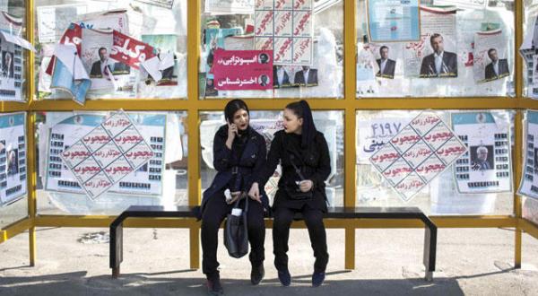 دو خانم ایرانی در مرکز تهران پایتخت ایران در آستانه انتخابات پارلمانی – عکس از خبرگزاری فرانسه