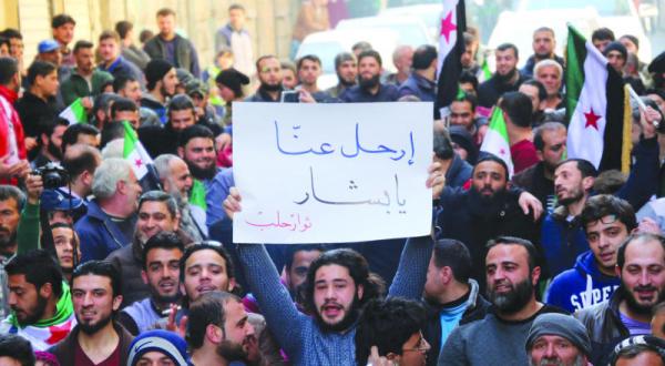 تظاهرکنندگان سوری در بخش های تحت کنترل مخالفان در شهر حلب خواستار برکناری اسد هستند – عکس از خبرگزاری فرانسه