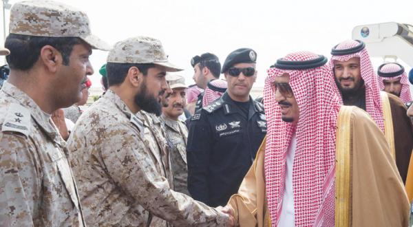 ملک سلمان بن عبد العزیز پادشاه عربستان سعودی در مراسم اختتامیه رزمایش «رعد شمال» در منطقه حفر الباطن – عکس بندر الجلعود