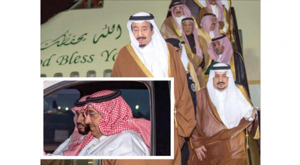 پادشاه عربستان سعودی هنگام بازگشت از حفر الباطن – در گوشه تصویر شاهزاده محمد بن نایف ولیعهد و شاهزاده محمد بن سلمان جانشین ولیعهد به هنگام ترک حفر الباطن – عکس از خبرگزاری عربستان سعودی