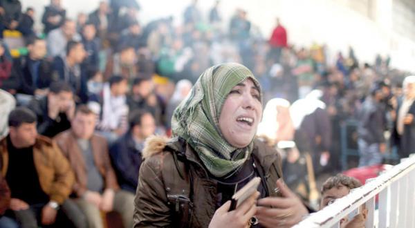 یک زن فلسطینی در حال گریه کردن در انتظار گرفتن مجوز عبور از گذرگاه رفح ، درخواستی که حماس از مصر دارد – عکس از رویترز