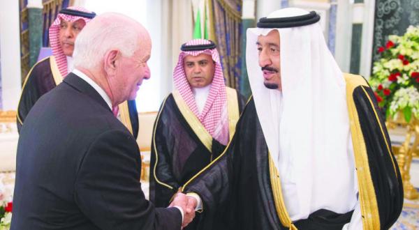 ملک سلمان بن عبد العزیز پادشاه عربستان سعودی هنگام استقبال از هیئت کنگره آمریکا – عکس از خبرگزاری عربستان سعودی