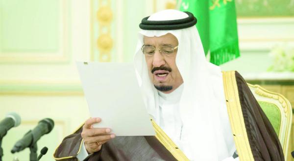 پادشاه در حال سخنرانی برای وزیر مسکن و مسؤلان ارشد وزارت خانه در ریاض – عکس از خبرگزاری عربستان سعودی