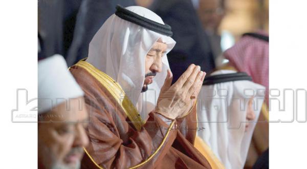 ملک سلمان پس از ادای نماز در مسجد الازهر – عکس از بندر الجلعود
