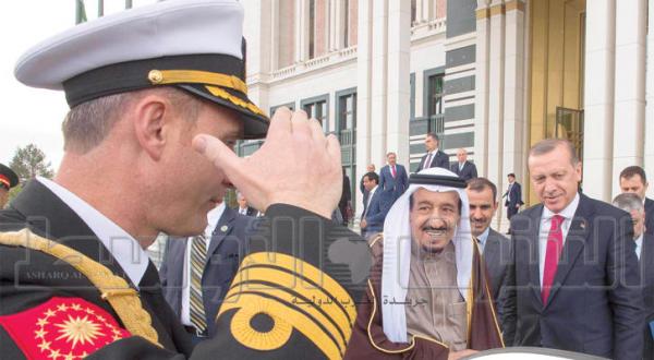 اردوغان در حال بدرقه کردن ملک سلمان به هنگام ترک قصر ریاست جمهوری در آنکارا – عکس از بندر الجلعود
