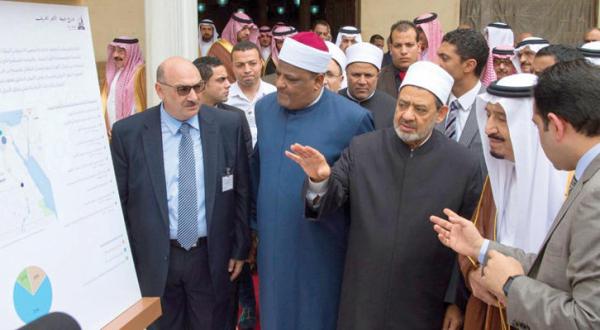 پادشاه عربستان سعودی در کنار ماکت پروژه شهرک جدید اسلامی به توضیحات شیخ الازهر گوش می دهد – عکس از بندر الجلعود