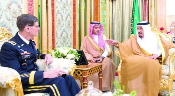 ملک سلمان بن عبدالعزیز پادشاه عربستان سعودی هنگام دیدار با فرماندهی ستاد مرکزی آمریکا در جده – عکس از خبرگزاری عربستان سعودی