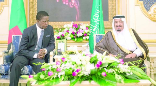 ملک سلمان بن عبد العزیز پادشاه عربستان سعودی هنگام دیدار با ادگار شاگو لانگو رئیس جمهور زامبیا در جده – عکس از خبرگزاری عربستان سعودی