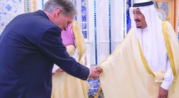  ملک سلمان بن عبد العزیز پادشاه عربستان سعودی هنگام استقبال از فلیپ هاموند وزیر خارجه انگلستان در جده – عکس از خبر گزاری عربستان سعودی