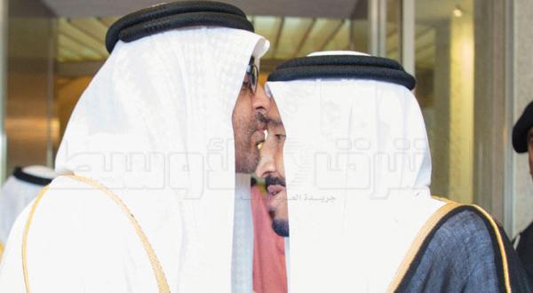  محمد بن زاید در حال بوسیدن پیشانی ملک سلمان در جده – عکس از بندر الجلعود