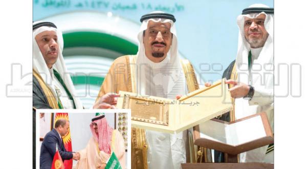  ملک سلمان هنگام دریافت دکترای افتخاری از دانشگاه ملک عبد العزیز در جده – در گوشه تصویر شاهزاده محمد بن نایف ولیعهد عربستان سعودی هنگام امضای توافقنامه امنیتی با وزیر کشور قرقیزستان – عکس بندر الجلعود