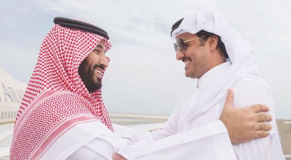  شیخ تمیم بن حمد در حال خوش آمد گویی به شاهزاده محمد بن سلمان هنگام ورود به دوحه – عکس از خبرگزاری عربستان سعودی