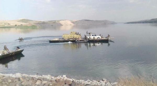  مبارزان نیروهای سوریه دموکرات در حال عبور دادن زره پوش های سنگین از رودخانه فرات به سوی منبج – عکس از توییتر