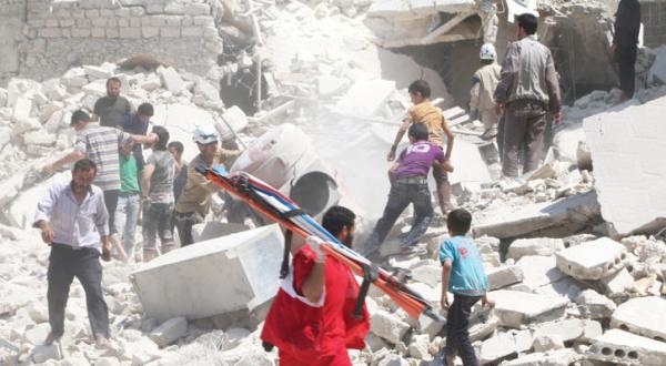 نیروهای دفاع مدنی در حلب در جستجوی نجات یافتگان در آوار ناشی از بمباران جنگنده ها در محله المرجه – عکس از رویترز