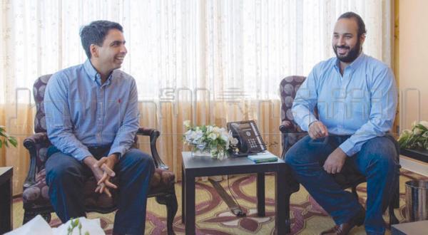 محمد بن سلمان هنگام دیدار با سلمان خان مدیر آکادمی خان در ایالات متحده – عکس از الشرق الأوسط