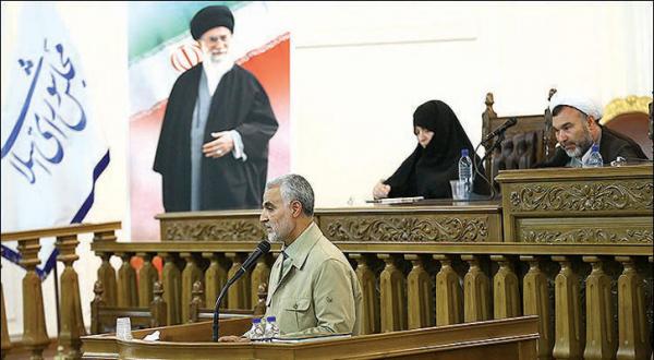 قاسم سلیمانی در همایش نمایندگان پارلمان در ماه می گذشته مواضع ایران در خاورمیانه را شرح می دهد – عکس از خانه ملت