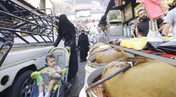 سوری ها چند ساعت قبل از افطار در حال خرید در بازار منطقه المیدان در دمشق – عکس از خبرگزاری فرانسه 