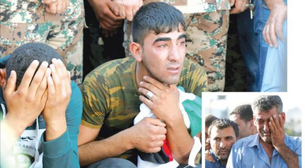 برادر یکی از سربازان قربانی در عملیات تروریستی در اردن با حالتی از غم اندوه در مراسم تشییع جنازه – عکس از رویترز