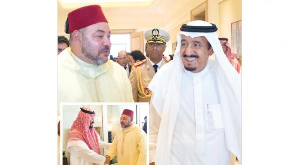 پادشاه عربستان سعودی هنگام استقبال از پادشاه مراکش در طنجه .. در گوشه تصویر شاهزاده محمد بن سلمان جانشین ولیعهد سعودی با شاه محمد ششم – عکس از خبرگزاری عربستان سعودی
