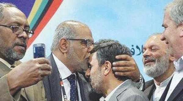 قاسم هاشم در حال بوسیدن سر محمود احمدی نژاد رئیس جمهور سابق ایران در یکی از دیدارهای خود در تهران – عکس از الشرق الأوسط