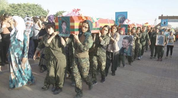 مبارزان زن کرد در شهر قامشلی در سوریه در حال تشییع جنازه دیگر مبارزان زن کردی که در نبرد آزاد سازی منبج کشته شدند – عکس از خبرگزاری فرانسه