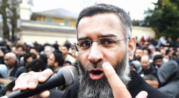 عکسی آرشیوی از انجم چودری در حال سخنرانی در محوطه خارجی مسجد «ریجنسی پارک» در مرکز لندن – عکس از آژانس عکس خبری اروپا