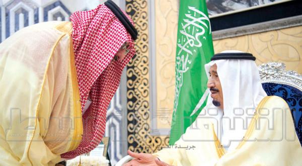 ملک سلمان بن عبد العزیز پادشاه عربستان سعودی در حال گفتگو با شاهزاده محمد بن نایف ولیعهد این کشور پس از بازگشت به جده – عکس از بندر الجلعود