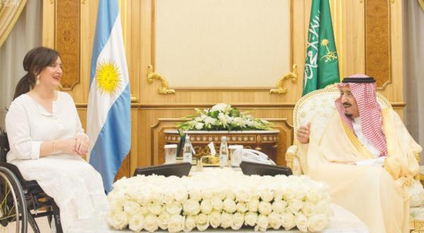  ملک بن سلمان بن عبد العزیز خادم حرمین شریفین و گابریلا میچتی معاون رئیس جمهور آرژانتین روز گذشته در ریاض دیدار کردند (واس)