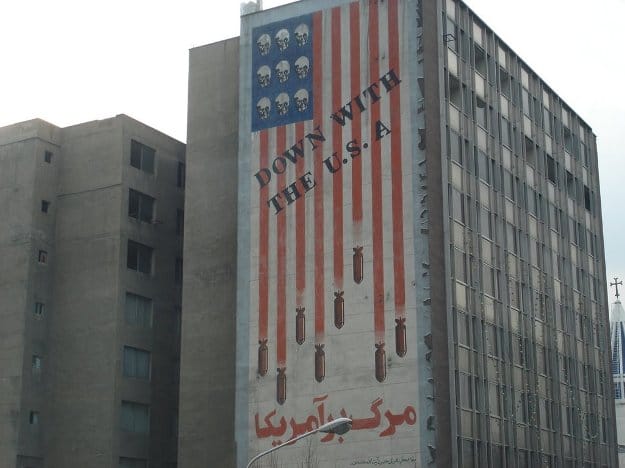 واکنش ها و بحث ها درباره حذف شعار مرگ بر آمریکا در ایران ادامه دارد