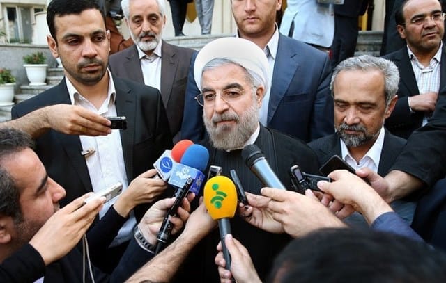 حسن روحانی درباره رابطه با آمریکا از مردم نظر می گیرد