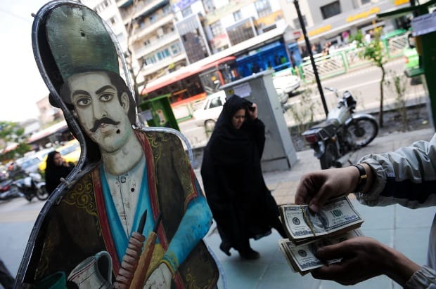 دلالانی که با تلفن بازار ارز را به نوسان در می‌آورند
