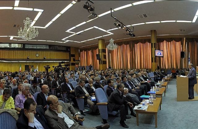 وزش تندبادهای شبه دولتی ها به اقتصاد نحیف ایران
