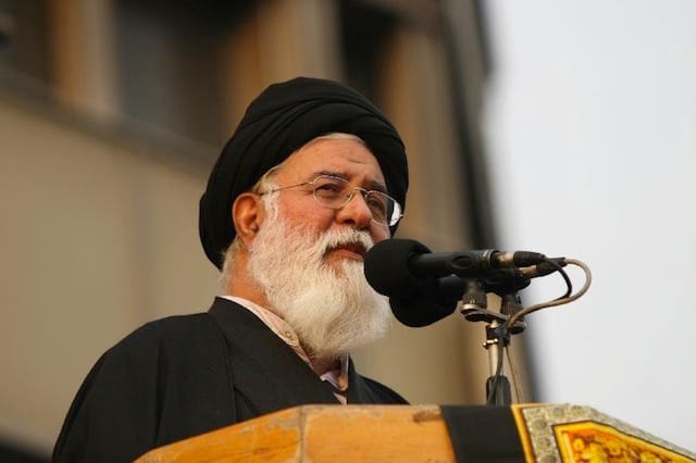 “امام جمعه مشهد: “مردم ما زنده و بیدار هستند و دوستی با انگلیس را نمی پذیرند