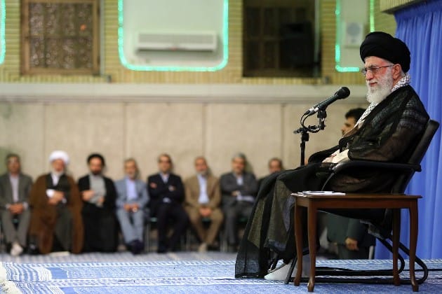 آیت الله خامنه ای: دانشگاه مرکز فعالیت جناحهاى سیاسى نشود