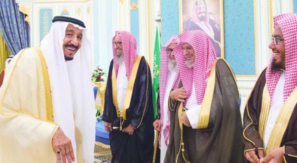 ملک سلمان با شاهزادگان ومفتی اعظم ودانشمندان و شهروندان در ریاض دیدار کرد