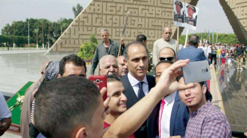 جمال مبارک با زیارت قبر انور سادات نگاه ها را به خود جلب کرد