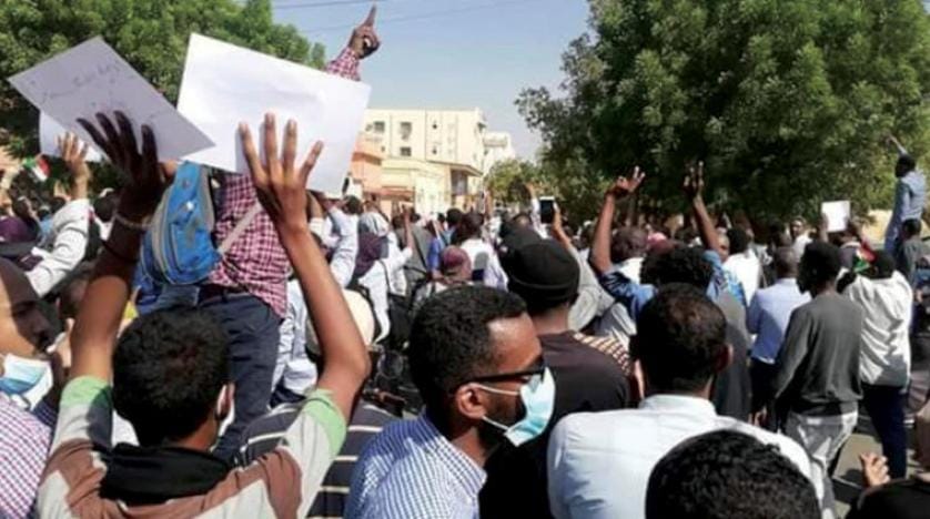 نیروهای امنیتی سودان برای متفرق کردن معترضان از گازش اشک آور و بمب صوتی استفاده کردند
