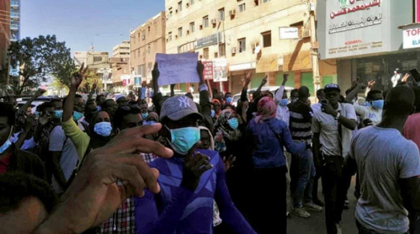 ادامه تظاهرات سودانی ها برای برکناری البشیر… خبرنگار «الشرق الاوسط» دستگیر شد